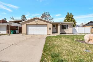 una casa con entrada y garaje en Just Minutes from UVU Fully Fenced Backyard en Orem