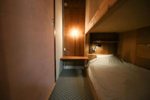 溫泉津的住宿－WATOWA，一间小卧室,配有一张床和一张书桌