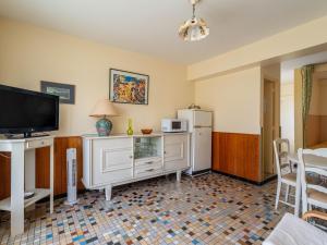 a living room with a television and a refrigerator at Appartement 4 pers, Pieds des Pistes Cyclables, Terrasse, BBQ, Proche Plages et Activités - FR-1-50-107 in Mimizan