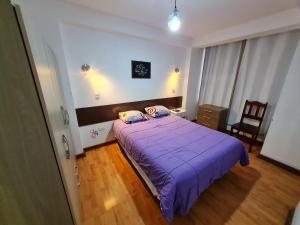 una camera con letto viola e coperta viola di Kallpa Wasi a Cuzco