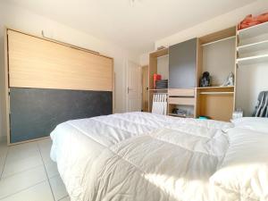 Posteľ alebo postele v izbe v ubytovaní 3P climatisé avec parking, piscine, proche plage et commerces à Sète - FR-1-338-497