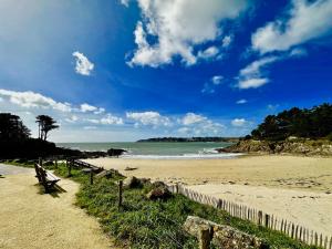 Fotografia z galérie ubytovania Charmante Maison Familiale à 4 Min de la Plage avec Jardin et Parking Privé - FR-1-714-4 v destinácii Moëlan-sur-Mer