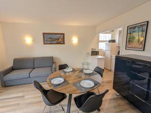 Zdjęcie z galerii obiektu Charmant Studio Cabine avec Grande Terrasse et Proximité Plage à Arcachon - FR-1-420-125 w Arcachon