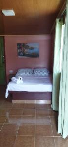 Llit o llits en una habitació de Ofiuras Hostal