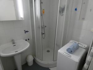 Kúpeľňa v ubytovaní Appartement bord de mer à Notre Dame de Monts - 38m², 4 pers, animaux admis - FR-1-540-250 + 18 fotografií