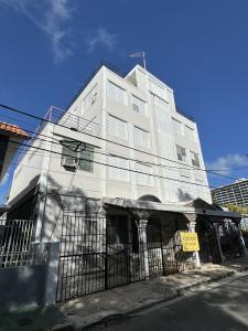 um edifício branco ao lado de uma rua em 176 Calle Perez (4B2) em San Juan