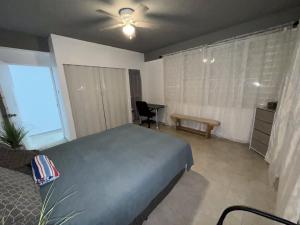 um quarto com uma cama e uma ventoinha de tecto em 176 Calle Perez (4B2) em San Juan
