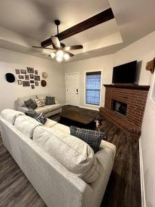 ein Wohnzimmer mit einem Sofa und einem Kamin in der Unterkunft Howdy Hideaway in Magnolia