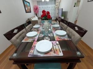 a dining room table with plates and dishes on it at Cálido apartamento, acogedor in Cusco