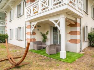 eine Veranda mit Schaukel in der Unterkunft Appartement Confort pour 4 au Centre de Mimizan – Plage, Lac, et Activités à Proximité - FR-1-50-119 in Mimizan