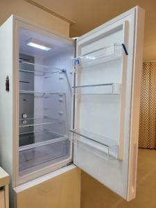 einem leeren Kühlschrank mit offener Tür in der Küche in der Unterkunft Soo Stay-4bed&Double Room, Hongdae, Sinchon 10min in Seoul