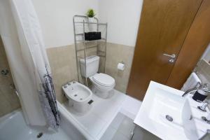 a bathroom with a toilet and a sink at Monoambiente en Palermo in Buenos Aires