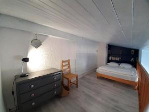 um quarto com uma cama, uma cómoda e uma cadeira em Appartement Seignosse, 2 pièces, 4 personnes - FR-1-239-999 em Seignosse