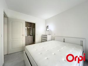 een slaapkamer met een groot wit bed in een kamer bij Appartement Menton, 2 pièces, 4 personnes - FR-1-647-23 in Menton