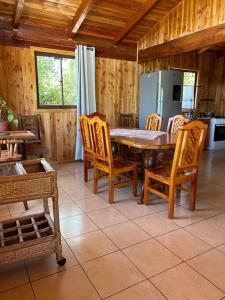 une salle à manger avec une table et des chaises dans une cuisine dans l'établissement Cabaña Flor de Lican, à Licán Ray