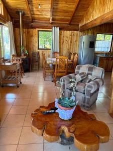 ein Wohnzimmer mit einem Sofa und einem Tisch in der Unterkunft Cabaña Flor de Lican in Licán Ray