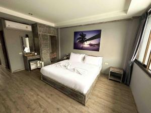 蘇梅島的住宿－JALMIN Hotel Samui，卧室配有一张白色大床