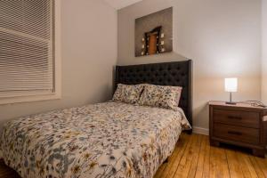 um quarto com uma cama, uma cómoda e uma janela em Cityscape Retreat 3BR Haven with Free Parking em Chicago