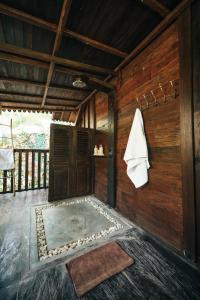 Habitación con puerta y toalla en la pared en Villa Ellya, en Kuta Lombok