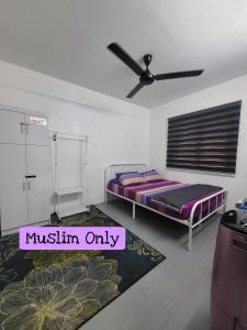 een slaapkamer met een bed en een plafondventilator bij Homestay Kasih Tok Ayah Sg Petani in Sungai Petani