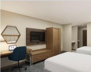 Holiday Inn Express Redding North, an IHG Hotel في ريدينغ: غرفة فندقية بسريرين ومكتب وتلفزيون