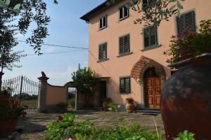 a large house with a door and a yard at La Convenienza in Cascina
