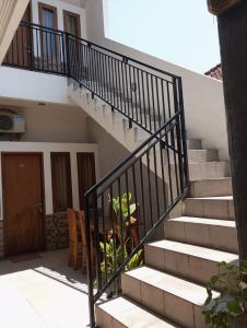 eine Treppe, die zu einem Haus mit einer Pflanze führt in der Unterkunft Amelle Villas & Residences Canggu in Canggu