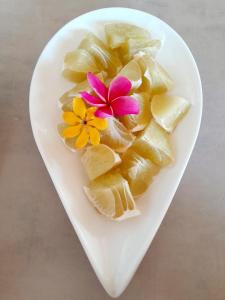 um prato de bolinhos com flores em Maupiti Dreams em Te-Fare-Arii