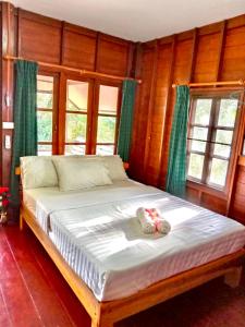 - un lit dans une chambre avec 2 serviettes dans l'établissement Baan Ja Da, à Ban Nai Khlong