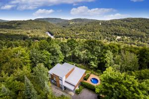 una vista aérea de una casa en el bosque en Chalet Villa Bianca Spa, en Sainte Béatrix