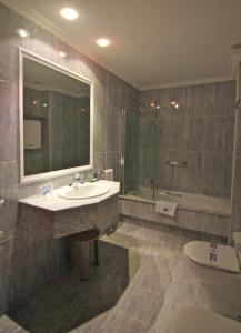 A bathroom at Hotel Almirante