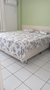 ein Bett auf einem Fliesenboden in einem Schlafzimmer in der Unterkunft Hotel - Gran Lençóis flat 410 in Barreirinhas