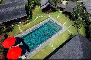 una vista aérea de una piscina en un patio en Villa Ellya en Kuta Lombok