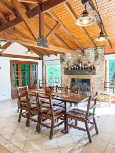 uma sala de jantar com uma mesa e cadeiras e uma lareira em El Sosiego em Villa de Las Rosas