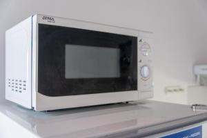 a microwave oven sitting on top of a counter at Fenix Apart in Concepción del Uruguay
