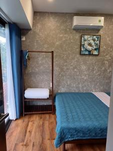 1 dormitorio con cama y espejo en Boom Casa Homestay, en Hue