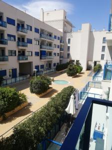 een uitzicht vanaf het balkon van een gebouw bij Apartamento confortable en la bahia de Alicante in Alicante