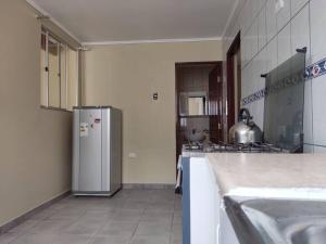 uma cozinha com um frigorífico e um fogão em departamento independiente, cerca de todo em San Pedro de Atacama