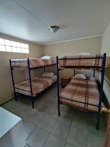 um quarto com 2 beliches num quarto em departamento independiente, cerca de todo em San Pedro de Atacama