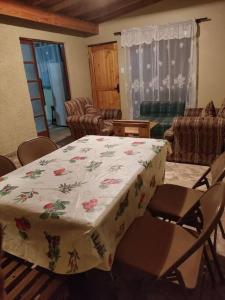 uma mesa com uma toalha de mesa florida na sala de estar em departamento independiente, cerca de todo em San Pedro de Atacama