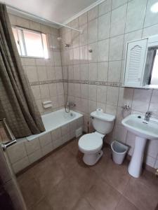 uma casa de banho com um WC e um lavatório em departamento independiente, cerca de todo em San Pedro de Atacama