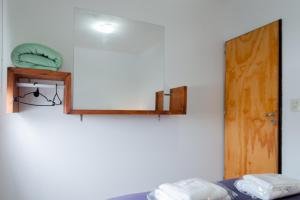 a room with a mirror and a bed and a door at Fenix Apart in Concepción del Uruguay