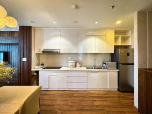 Nhà bếp/bếp nhỏ tại 9Trip Stay in Dalat Center Residence - 4 Star Service Apartment