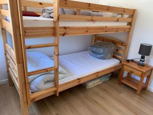 Un pat sau paturi într-o cameră la APPARTEMENT 6 PERS CLIMATISÉ - CENTRE VILLE À 15 MIN DE LA MER - 75M2 - 3 CHAMBRES - TERRASSE -CALME - PARKING