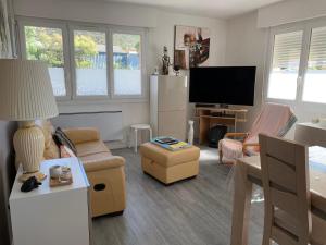 Un televizor și/sau centru de divertisment la APPARTEMENT 6 PERS CLIMATISÉ - CENTRE VILLE À 15 MIN DE LA MER - 75M2 - 3 CHAMBRES - TERRASSE -CALME - PARKING