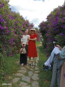 dos mujeres de pie en un jardín de flores en Hoa Lan Hotel, en Bak Kan