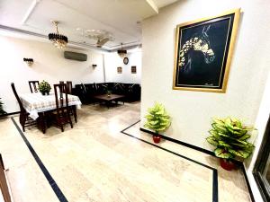 Restaurace v ubytování National Luxury Apartments DHA - 3 BedRoom opposite Airport