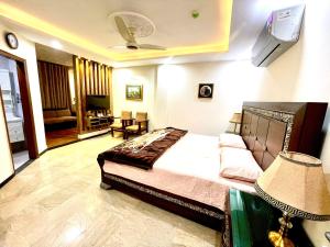 1 dormitorio con 1 cama y sala de estar en National Luxury Apartments DHA - 3 BedRoom opposite Airport, en Lahore