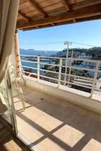 d'un balcon avec une chaise et une vue sur l'océan. dans l'établissement V1 DELUXE, à Manzanillo