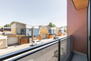 een balkon met een witte auto op straat bij Vinrace City Escape in Adelaide